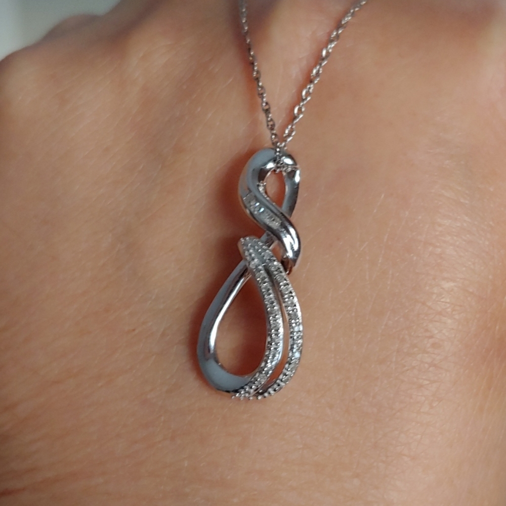 NWT!!! Beautiful Sterling Silver Diamond Pendant!!